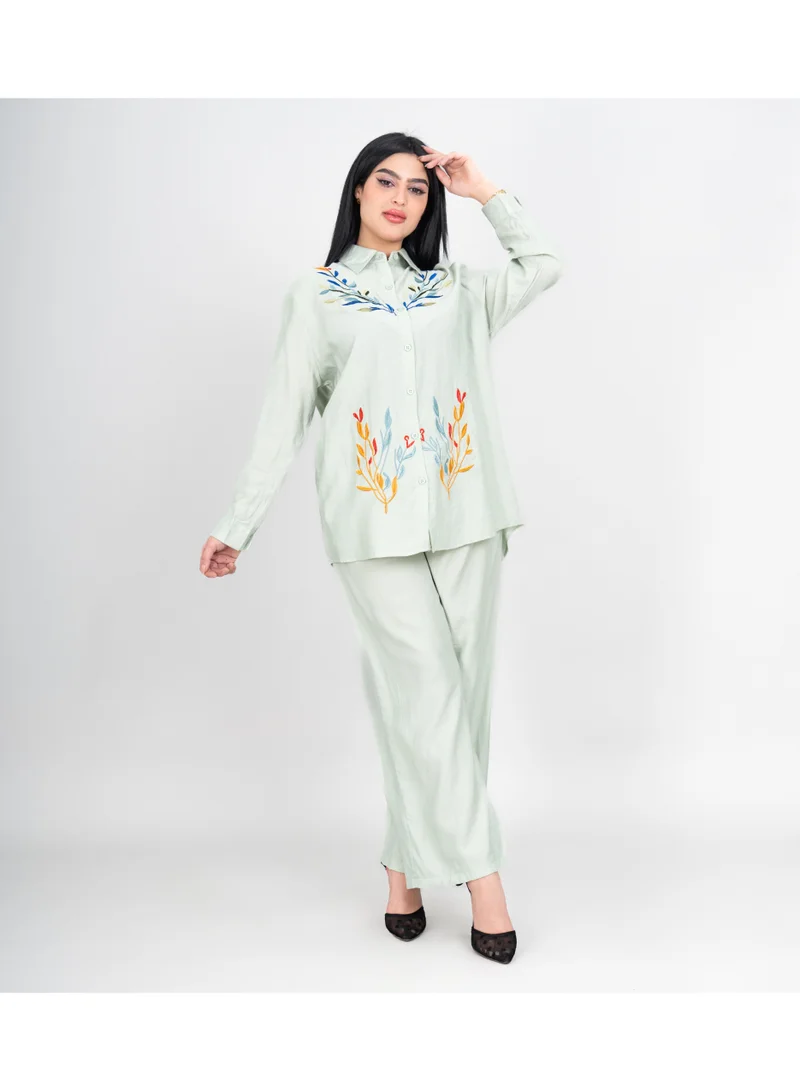 اكسا طقم عصري من قطعتين، قميص وبنطال سادة بتفاصيل تطريز ملونة